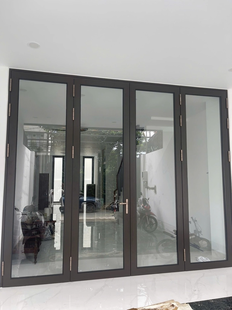 Phong thủy cửa đi 4 cánh mở quay màu Nâu Thu
