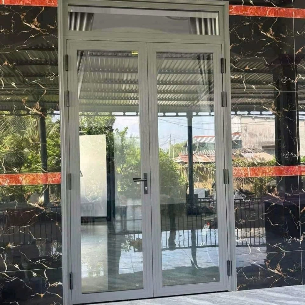 cửa đi mở quay 2 cánh nhôm xingfa trong nước